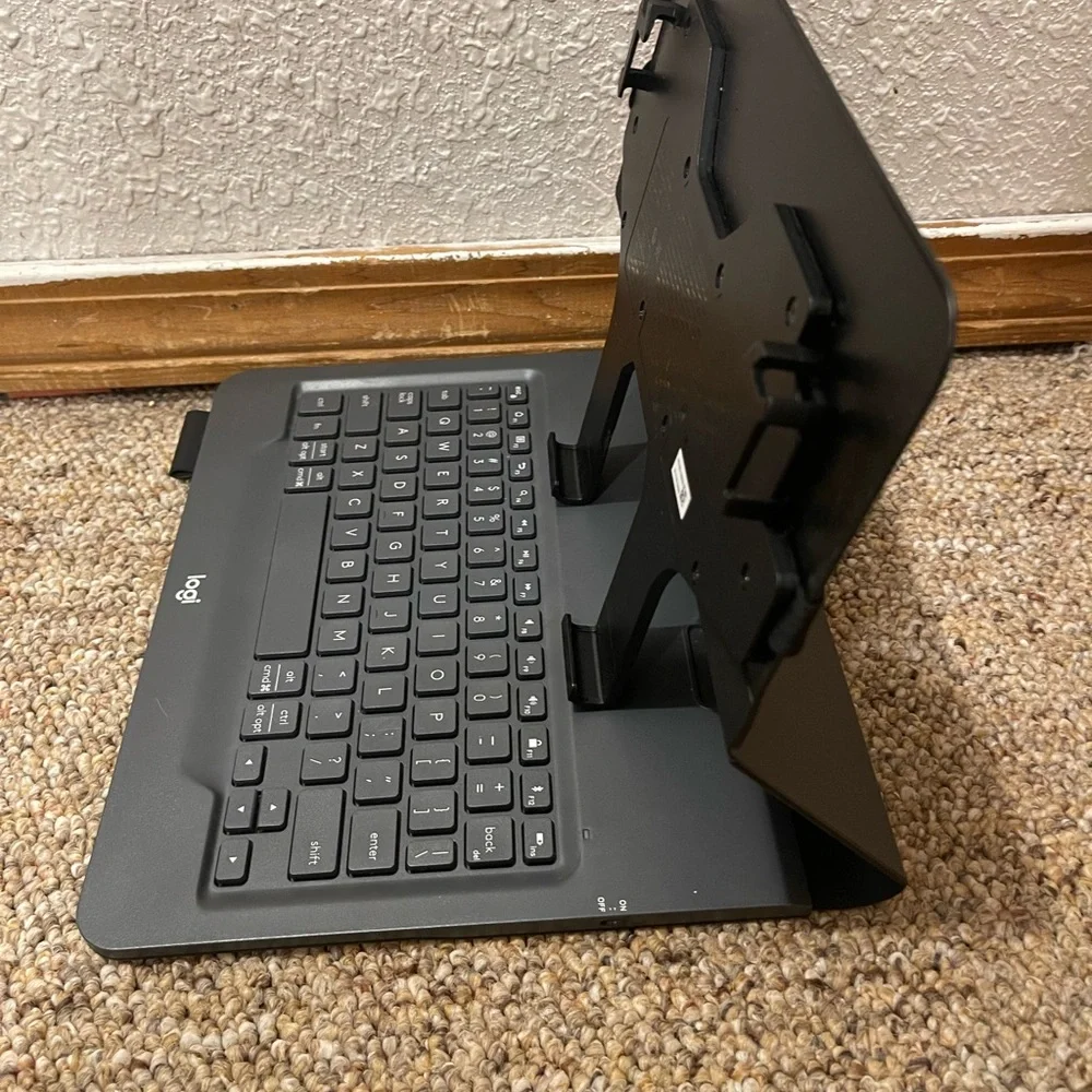 Logitech Universal Folio‎ for iPad or tablet Detachable keyboard. Plz Read